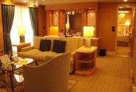 Foto de cabine luxuosa em navio de cruzeiro.