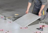pose de carrelage mural dans une salle de bain moderne