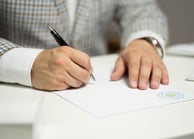 une assistante administrative virtuelle aide les particuliers dans démarches, dossier d'aide et SCI