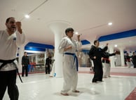 adultos entrenando karate en narvarte sharks academy training and martial arts