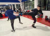 Sensei David practicando point fighting en narvarete en sharks academy