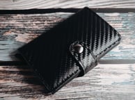porte cartes imitation carbone noir pour homme, stylé et fonctionnel 