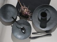 Aparelho de jantar preto.
