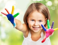 petite fille joyeuse hypnose pour les enfants bien être et confiance en soi estime de soi calme