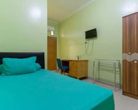 flazale reddoorz flash sale promo a bed room with a bed and a television