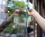 Service de nettoyage de vitres à Lisieux, apportant une luminosité optimale et une transparence 