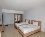 flazale reddoorz flash sale a bedroom with two beds and a television