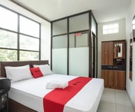 flazale reddoorz flash sale promo a bed room with a bed and a desk