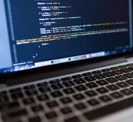 Laptop mit Codezeilen abgebildet, Bild von Negative Space von www.pexels.com