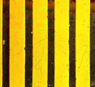 clôture en bois jaune 