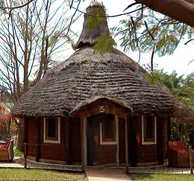 Een rustgevende afbeelding van de Mandinari River Lodge, met traditionele hutten aan de oever van ee