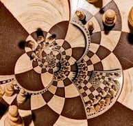 Um tabuleiro com peças de xadrez em espiral numa imagem surrealista