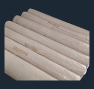 Beberapa gulungan kain kanvas natural SIGNIFO yang siap dikirim ke pelanggan.