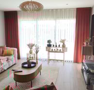 Double rideaux en velours terracotta de la maison Designers Guild et voilages avec tête plis plats