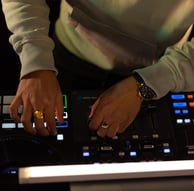 Performance DJ professionnelle de Tom Olympio : maîtrise technique aux platines pour vos événements 