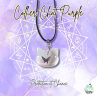 un collier chat avec un papillon sur fond violet