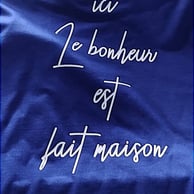 T-shirt bleu message « Ici le bonheur est fait maison » flocage blanc, fabriqué à Pantin
