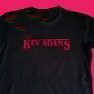 T-shirt noir personnalisé flocage rose logo Kev Adams