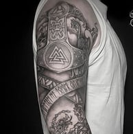 Tatouage bras complet viking illustrant le Ragnarok.