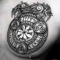 Tatouage viking intégrant un vegvisir, un valknut, un triskel, et un noeud celtique.