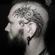 Tatouage crane corbeau nordique viking. Skull tattoo crow
