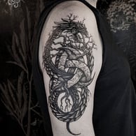 Tatouage de Jormungand et des Cornes d'odis sur le bras. Jormungandr and Ondin's horns tattoo.
