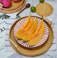 Bandeja se servir café da manhã com frutas frescas.