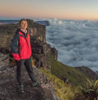 Turista Rusa viendo el amanecer desde el abismo en la cima del Tepuy Roraima