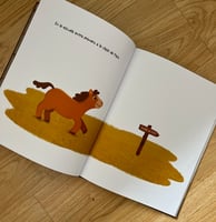 El caballo Tobi entra a la clase de paso