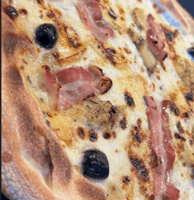 Pizza Savoyarde Reblochon AOP, bacon, pommes de terre aux oignons et mozzarella sur pâte artisanale