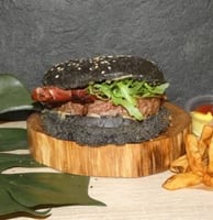 Burger Black Angus Tribeca avec steak 150g Black Angus, crème de chèvre au basilic, confit d'oignons