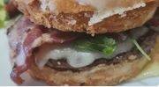 Burger Cantalou avec steak 150g, St-Nectaire AOP bio fondu, bacon grillé et crème d'oignons caraméli