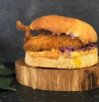 Burger Chinatown avec poulet croustillant, sauce miel-gingembre, mayonnaise citron vert sésame