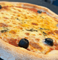 Pizza Margherita avec pâte maison fermentation 72h, sauce tomate, mozzarella et huile d'olive