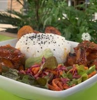 Rougail saucisses au combava et gingembre avec riz parfumé, banane plantain- L'Annexe Mauguio