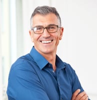 homme souriant entrepreneur tranquille avec notre couverture enti-feu