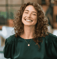 Femme souriante et tranquille avec notre couverture anti-feu