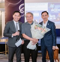 Nguyễn Nam Thùy chụp ảnh cùng khách hàng sau buổi tư vấn bảo hiểm