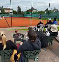 spectateurs regardent un match de tennis à Audincourt sur la terre battue. equipe en nationale