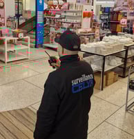 Un agent de sécurité assure la surveillance d’un magasin dans un mall à Casablanca