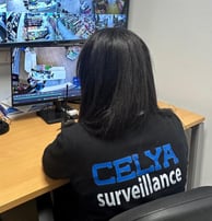 Agent de sécurité féminine surveillant les caméras dans un mall moderne