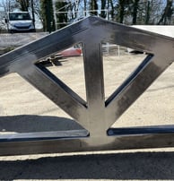 Structure métallique en acier brut avec découpe géométrique, fabrication artisanale par un métallier chaudronnier à Saint-Pau