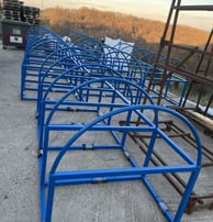 Série de structures métalliques tubulaires peintes en bleu, fabrication artisanale en chaudronnerie par un métallier près de 