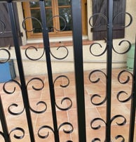 Détail de garde-corps en ferronnerie avec volutes noires, réalisé sur mesure par un artisan ferronnier à Toulouse pour une te
