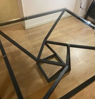 Table design avec piètement métallique géométrique et plateau en verre, création sur mesure par un métallier ferronnier à Tou