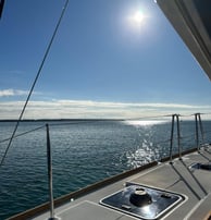 alquiler-barco-cadiz-vista-bahía-de-cadiz-desde-patin-izquierdo-catamaran-verano