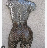 Sculpture artistique en métal représentant un torse humain féminin fabriqué à partir de rondelles