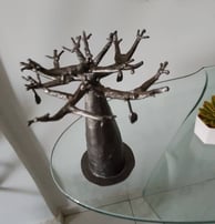 Sculpture artisanale en métal d’un baobab, emblème du Sénégal