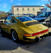 Porsche 911 des année 80' réparer en carrosserie et peinture, puis remonté.