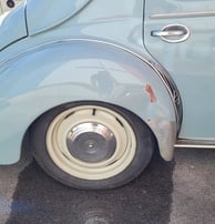 Enfoncement carrosserie sur l'aile arrière droite d'une Renault 4CV